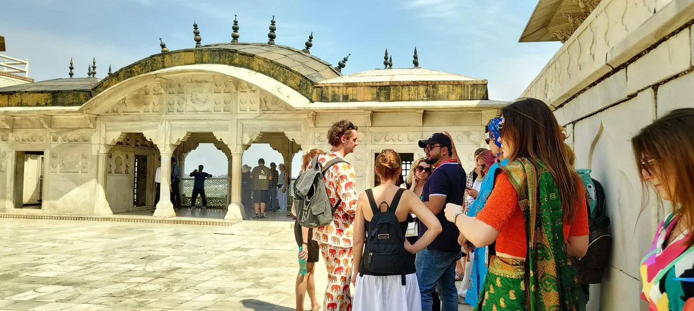 Con viajeros en el Fuerte de Agra