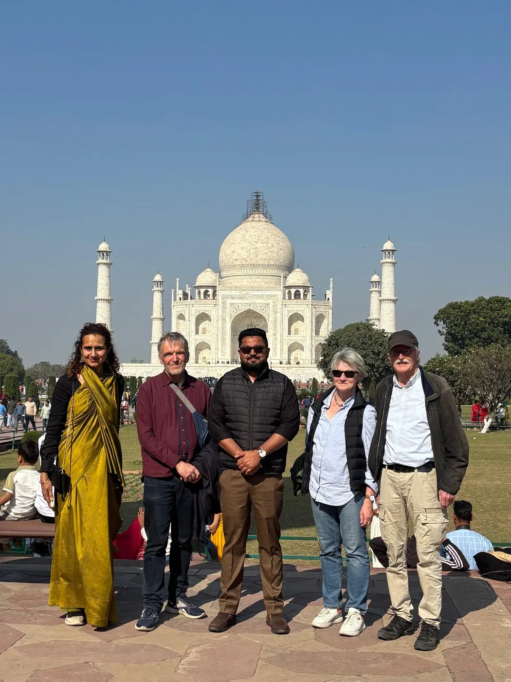Viajeros en los jardines del Taj Mahal