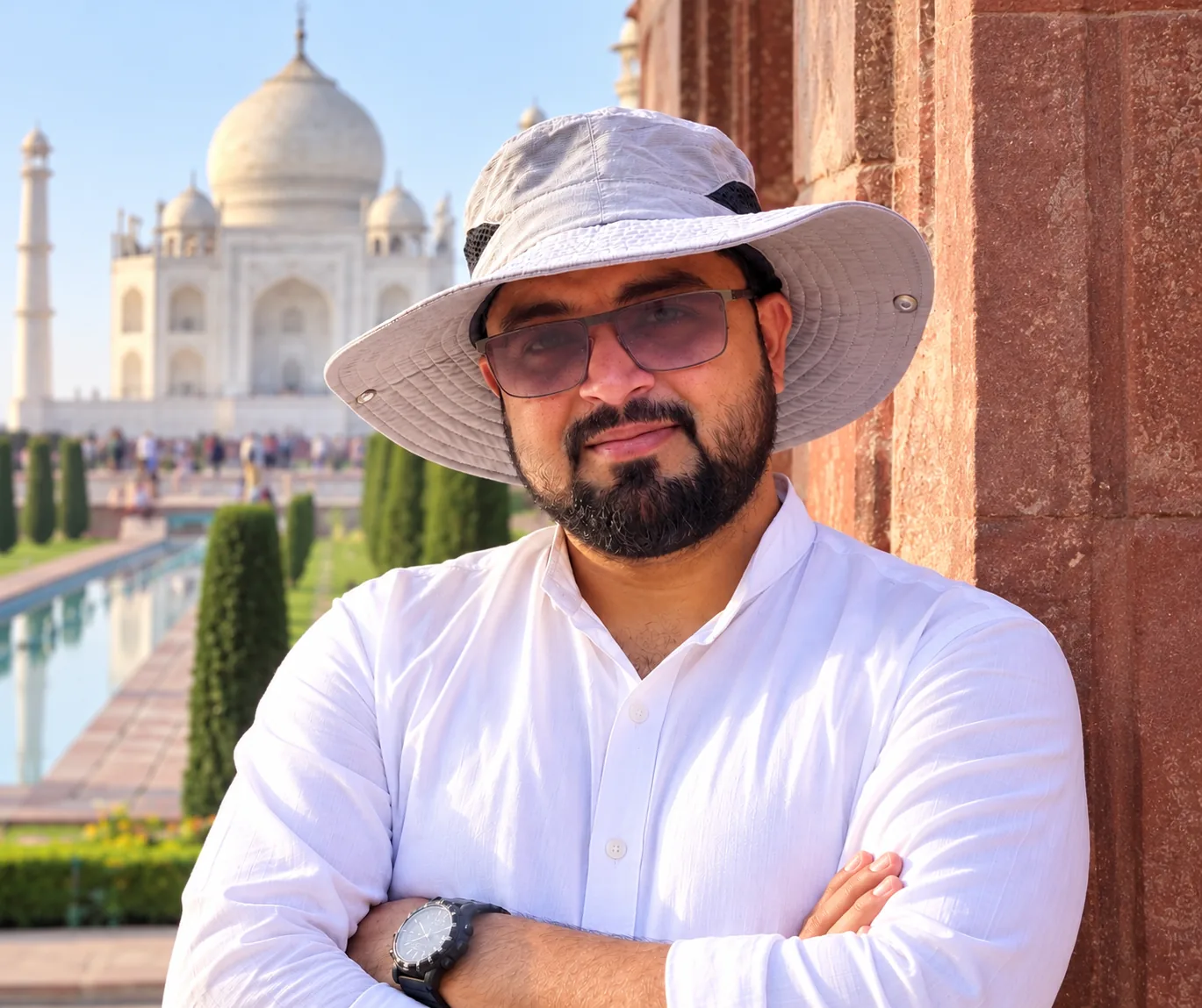 Daniyal, guía local de Agra, frente al Taj Mahal